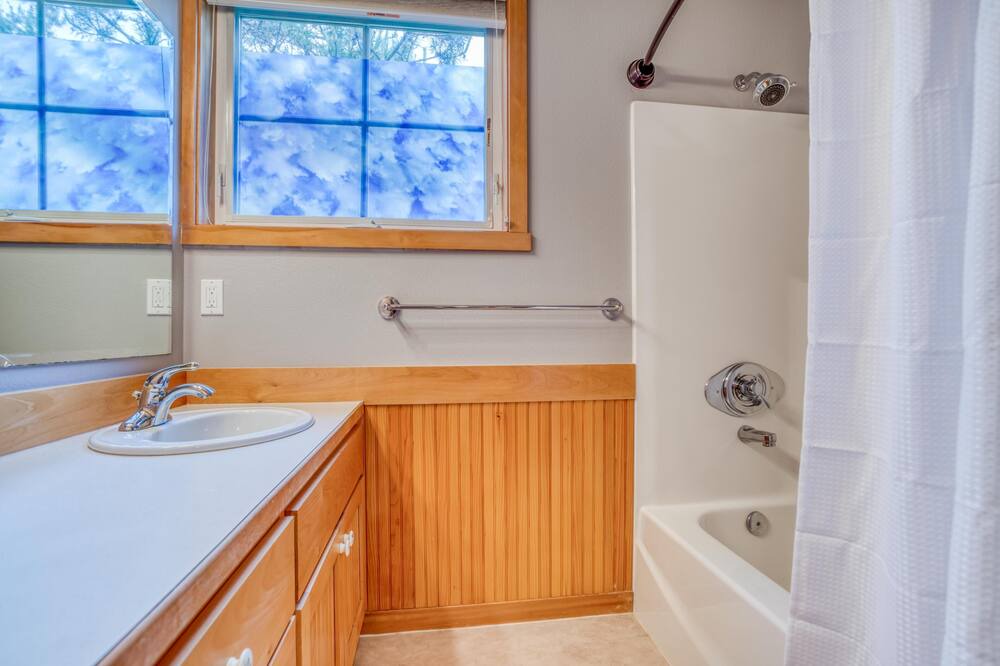 Photo of Bathroom in Kiwanda Shores