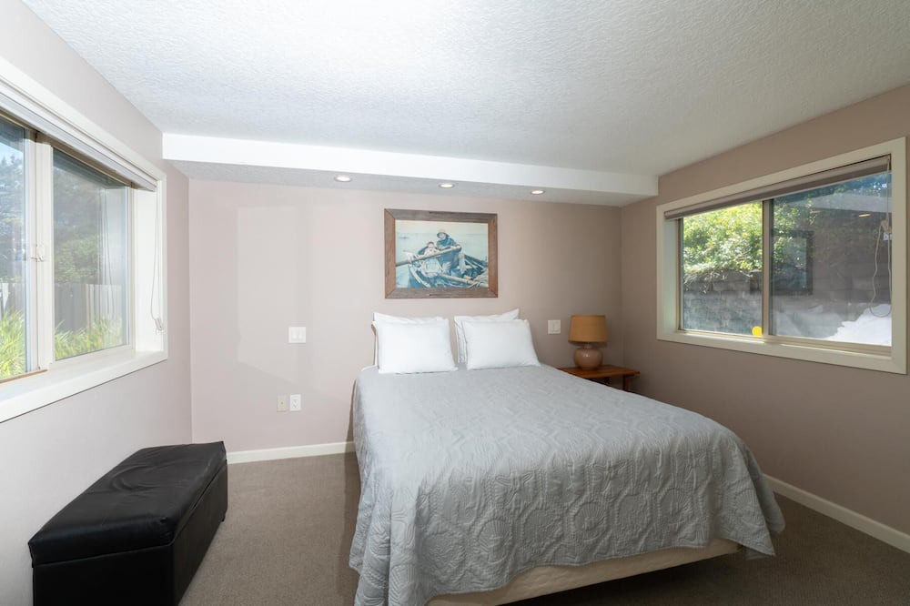 Photo of Bedroom in Gleneden Beach