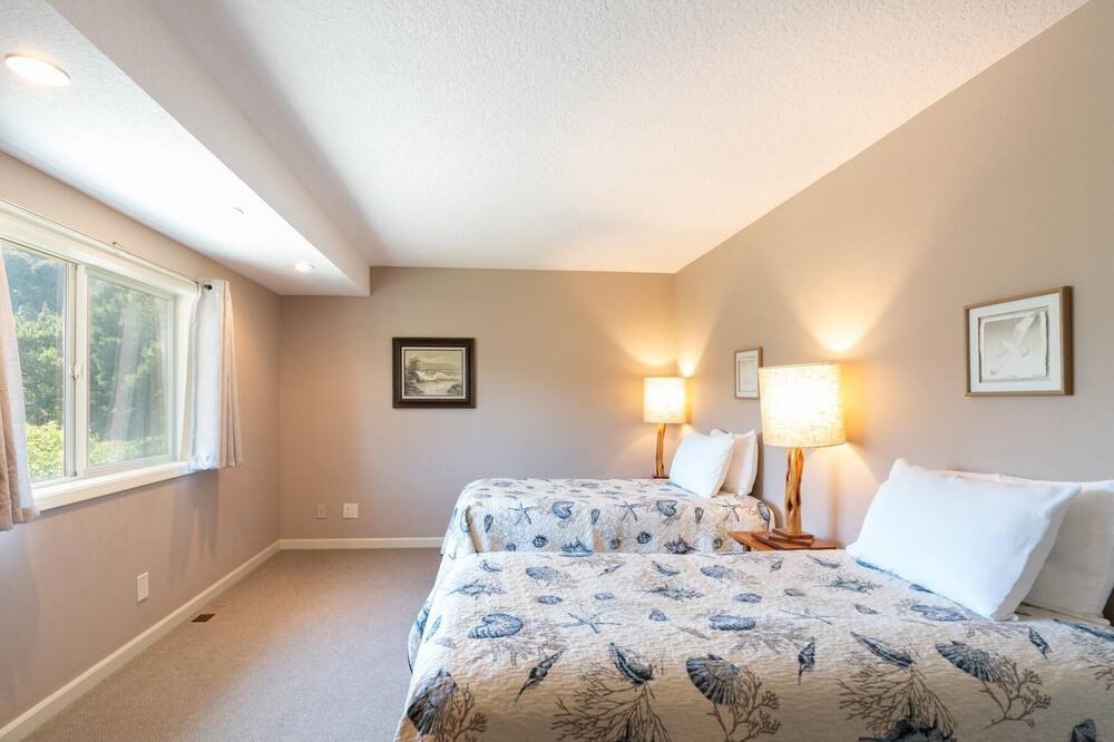 Photo of Bedroom in Gleneden Beach