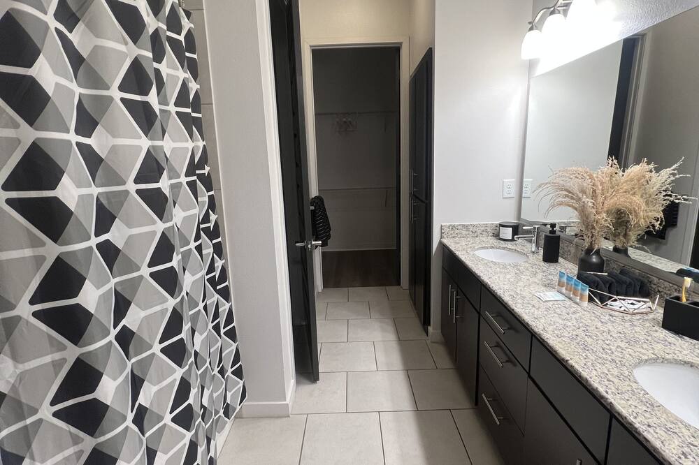 Photo of Bathroom in Warner Center