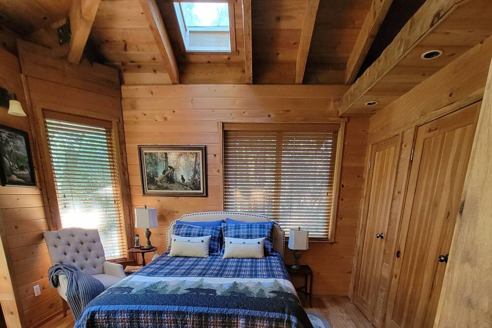 Photo of Bedroom in Coos Bay