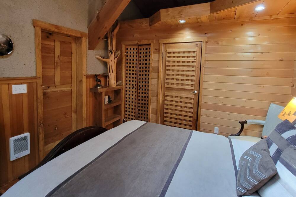 Photo of Bedroom in Coos Bay