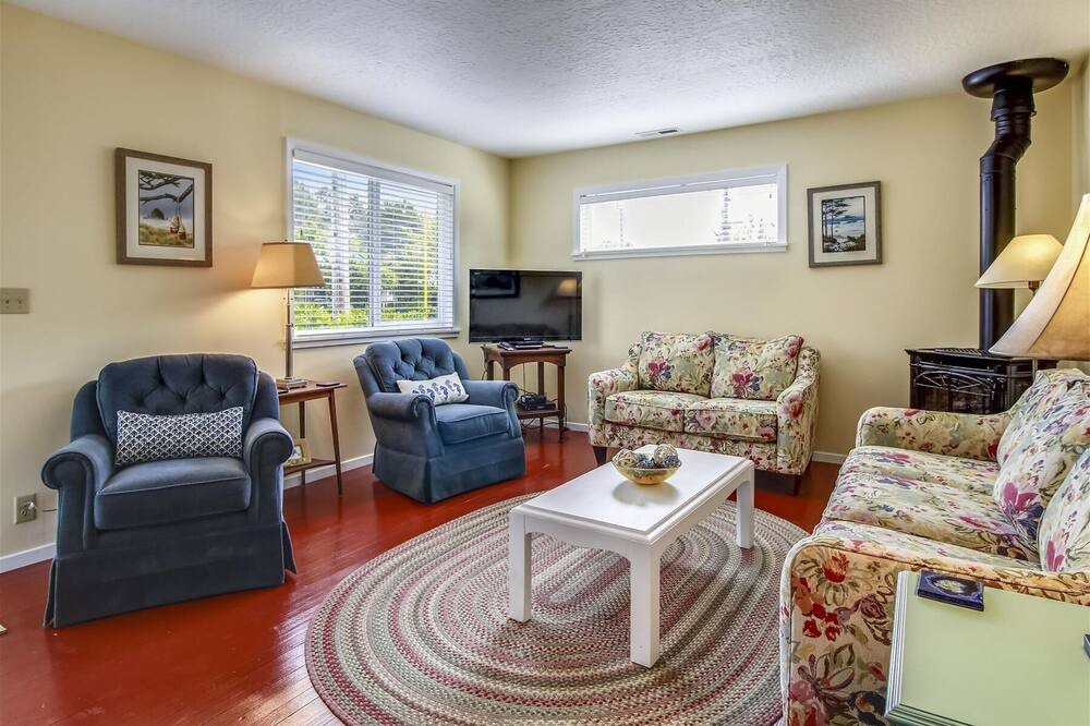 Photo of Bedroom in Downtown Cannon Beach