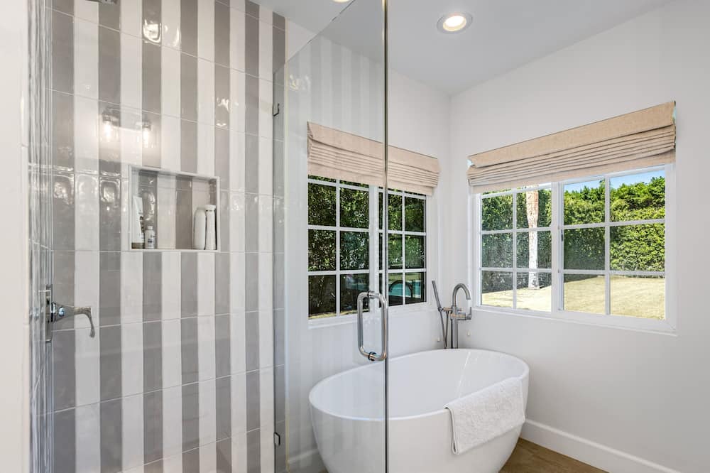 Photo of Bathroom in The Movie Colony