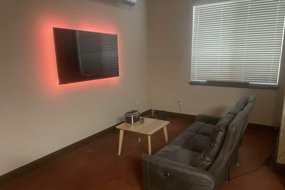 Photo of Livingroom in Warner Center