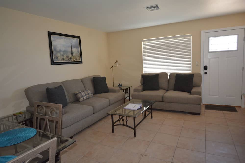 Photo of Livingroom in Earp