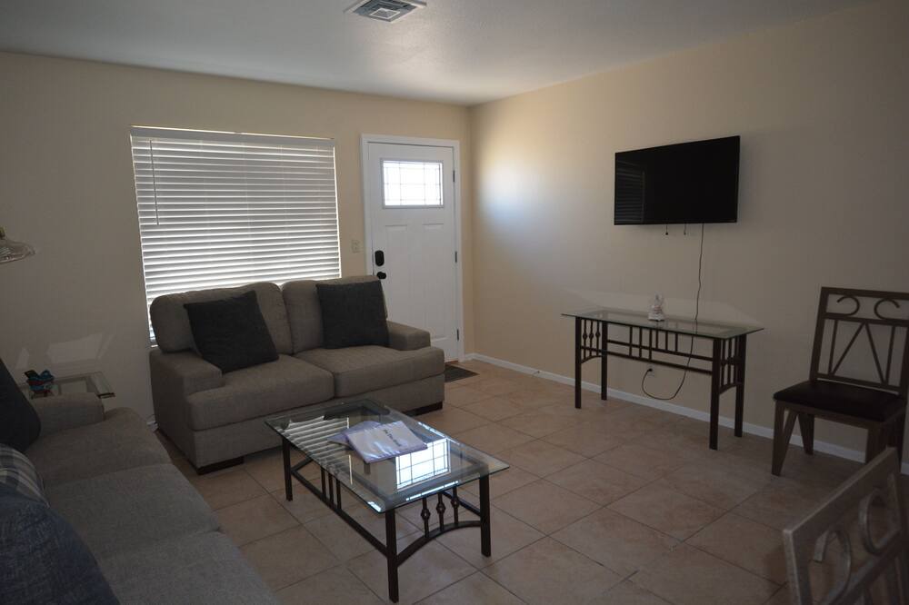 Photo of Livingroom in Earp