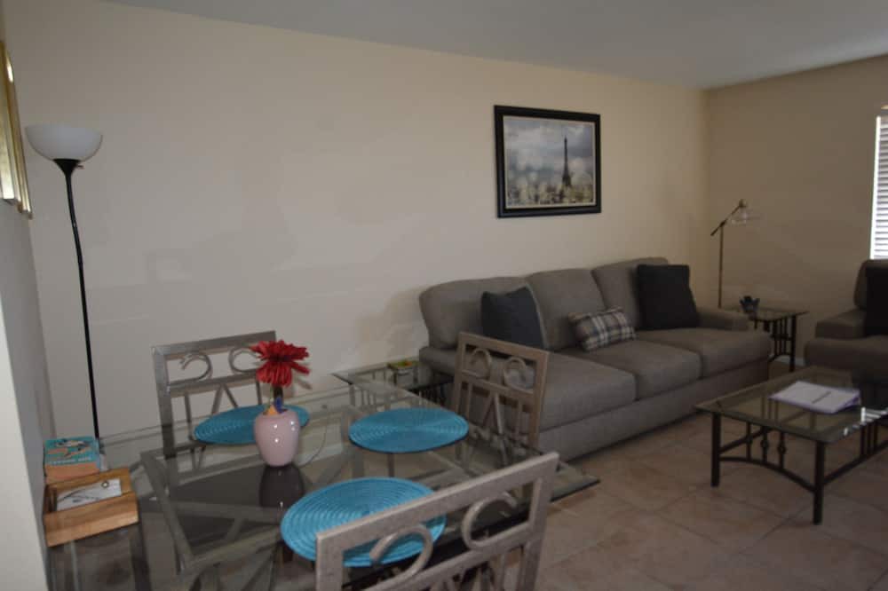 Photo of Livingroom in Earp