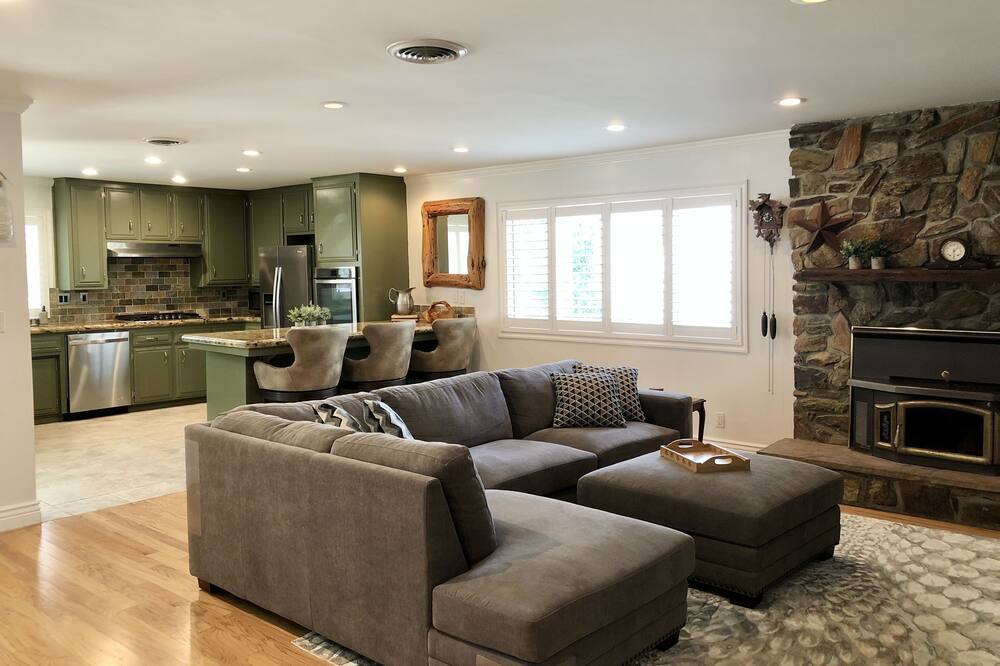 Photo of Livingroom in Kernville