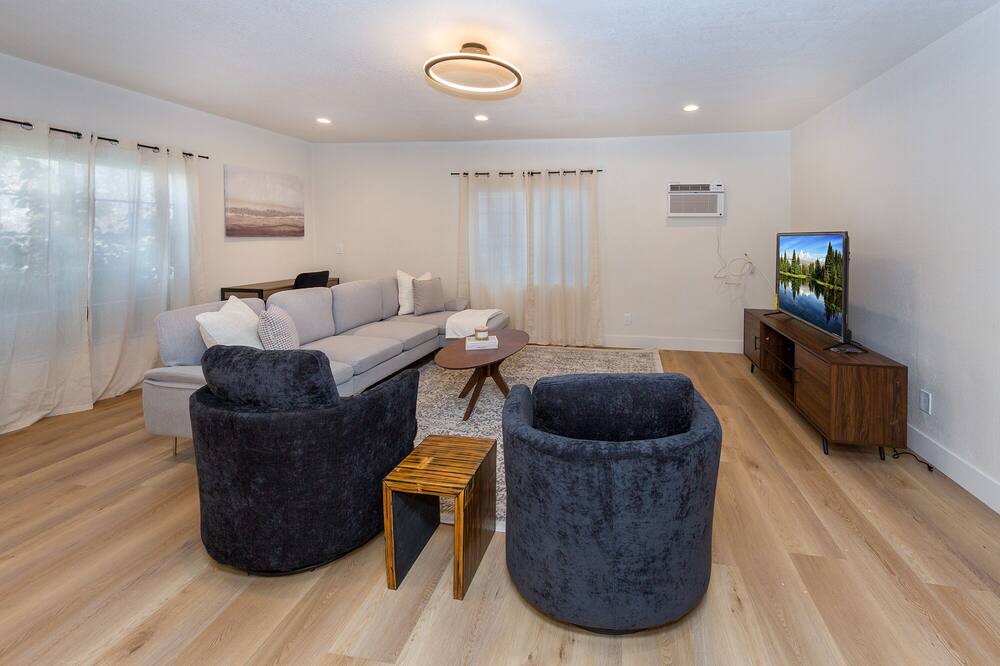 Photo of Livingroom in Pico - Robertson