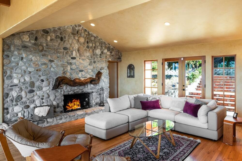 Photo of Livingroom in Carmel Highlands
