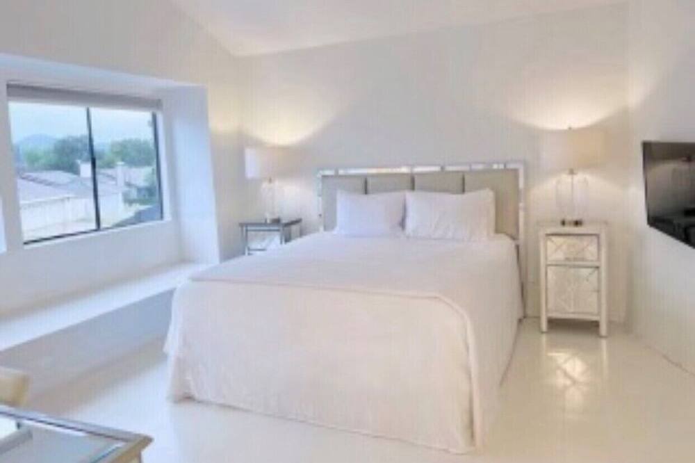 Photo of Bedroom in Newbury Park