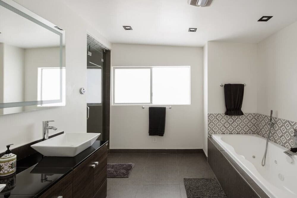 Photo of Bathroom in West Los Angeles
