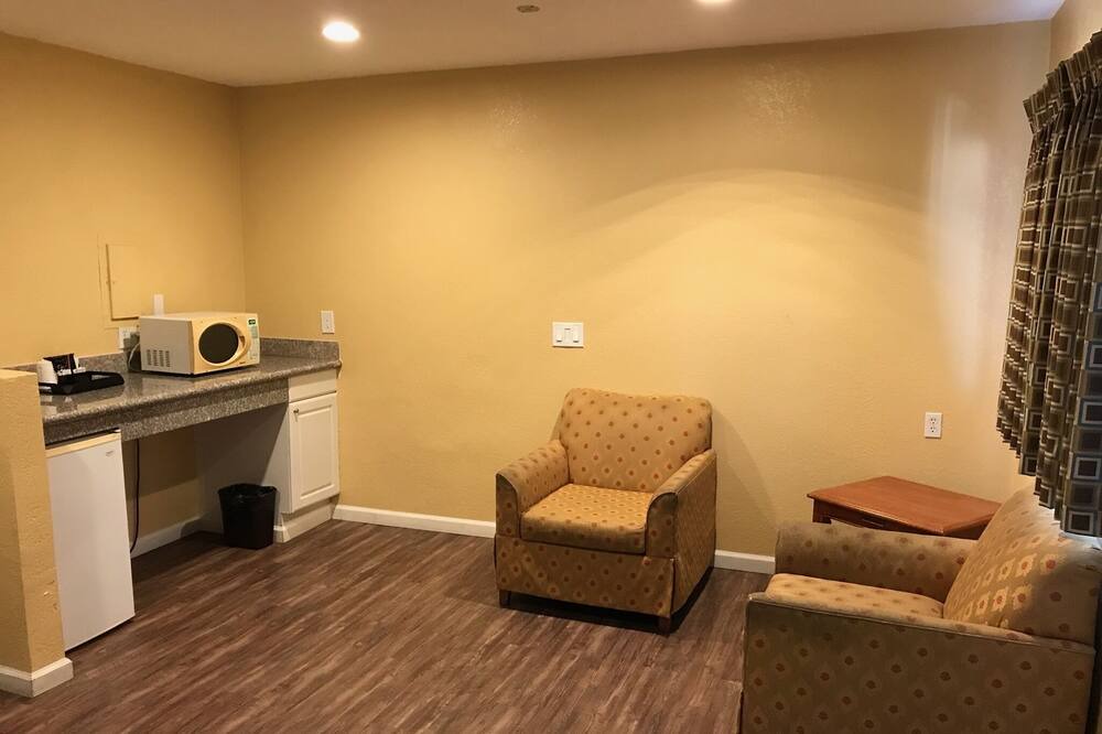 Photo of Livingroom in Midway-Pacific Highway