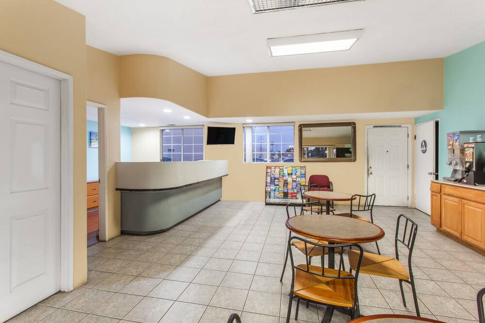 Photo of Livingroom in Midway-Pacific Highway
