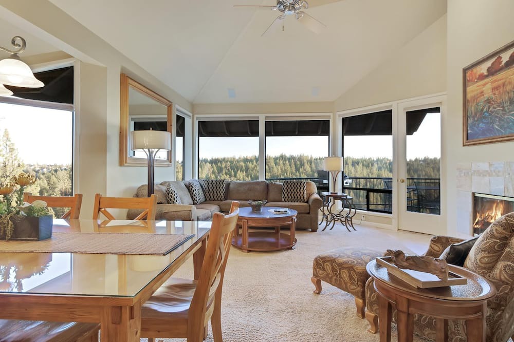 Photo of Livingroom in Century West