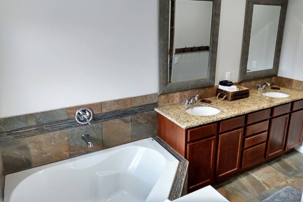 Photo of Bathroom in Benton City
