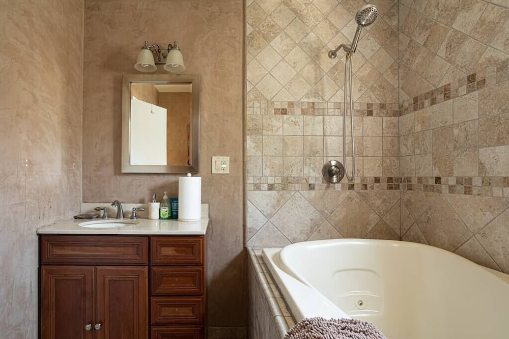 Photo of Bathroom in Ladera Heights