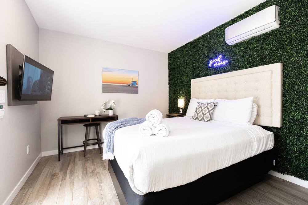 Photo of Bedroom in Midway District