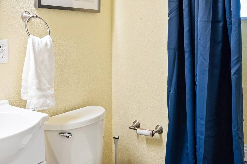 Photo of Bathroom in Rancho Oakey