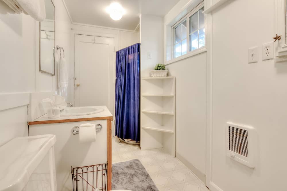 Photo of Bathroom in Gleneden Beach