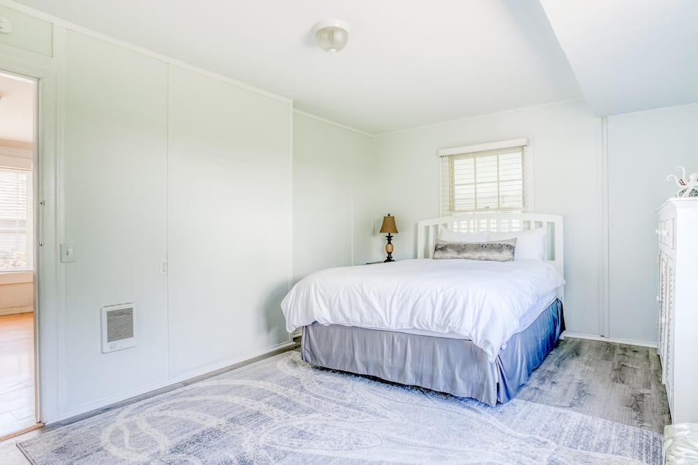 Photo of Bedroom in Gleneden Beach