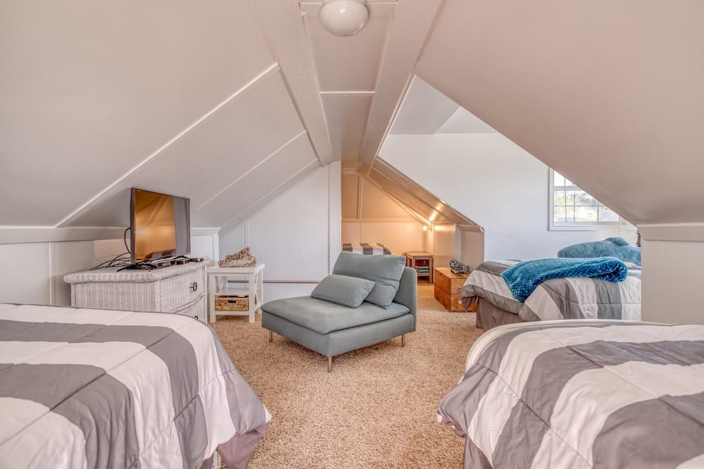 Photo of Bedroom in Gleneden Beach