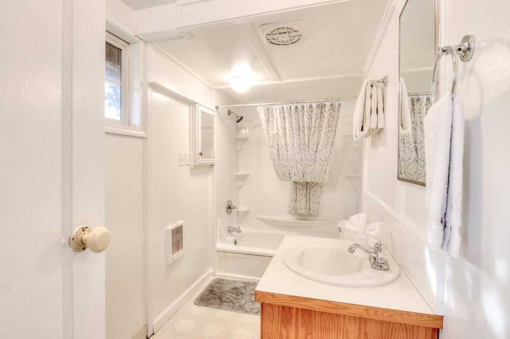 Photo of Bathroom in Gleneden Beach