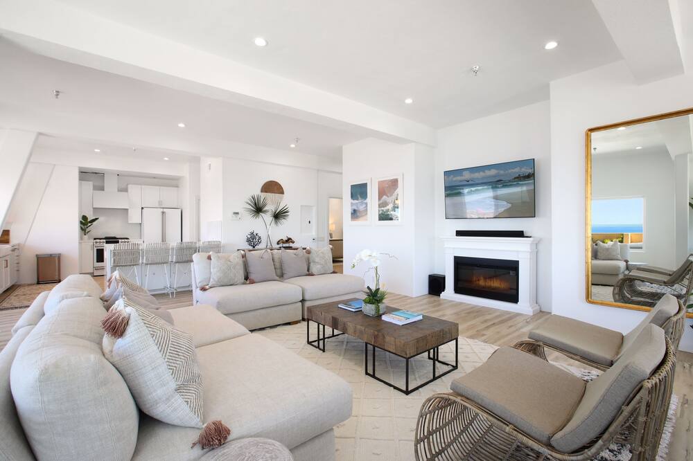 Photo of Livingroom in Eastern Malibu