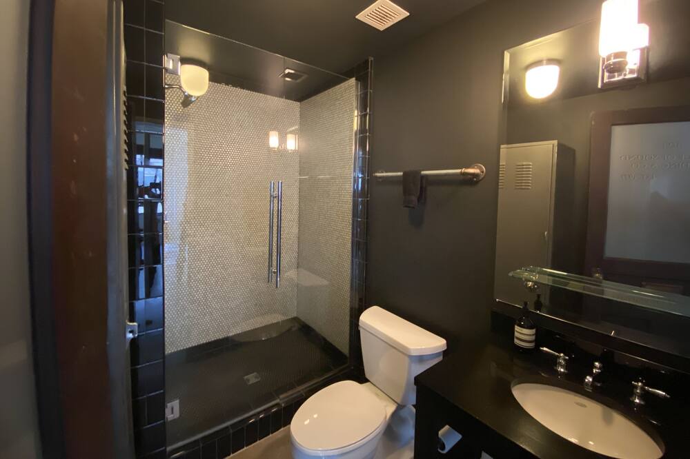 Photo of Bathroom in Downtown Los Angeles
