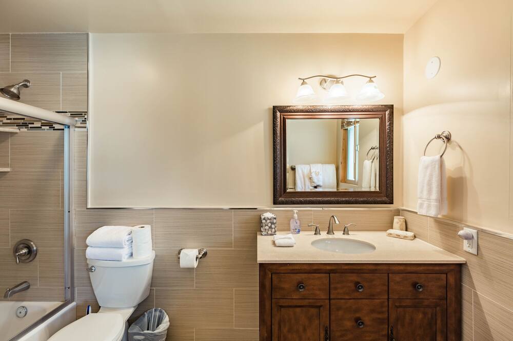 Photo of Bathroom in Summit Estates