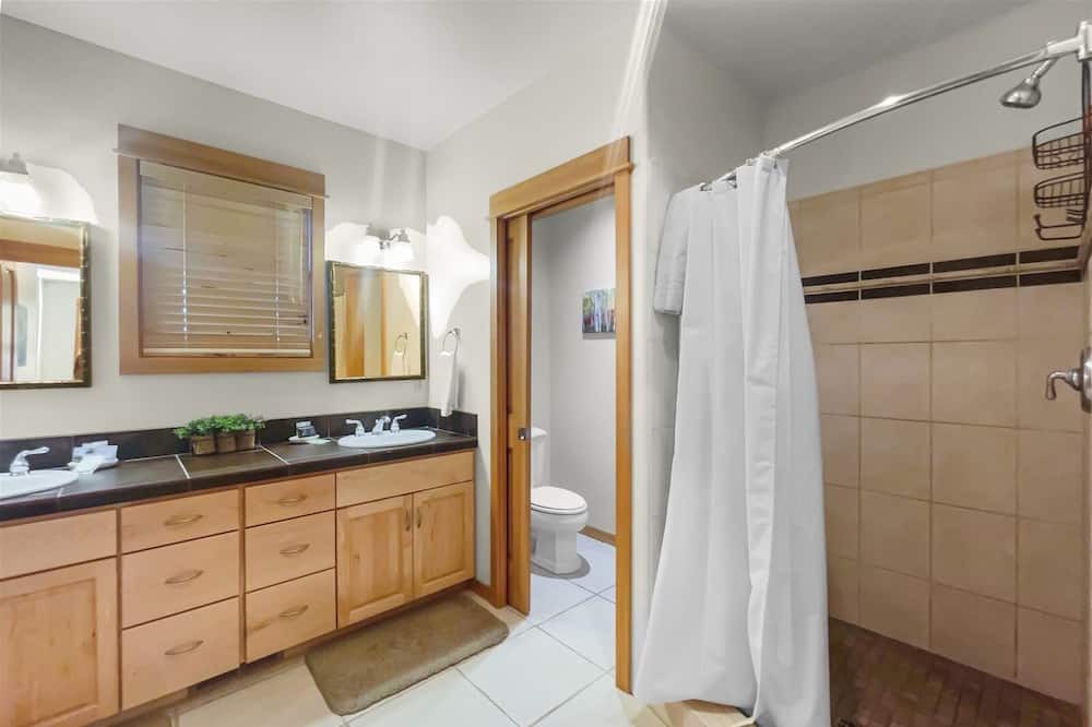 Photo of Bathroom in Sisters