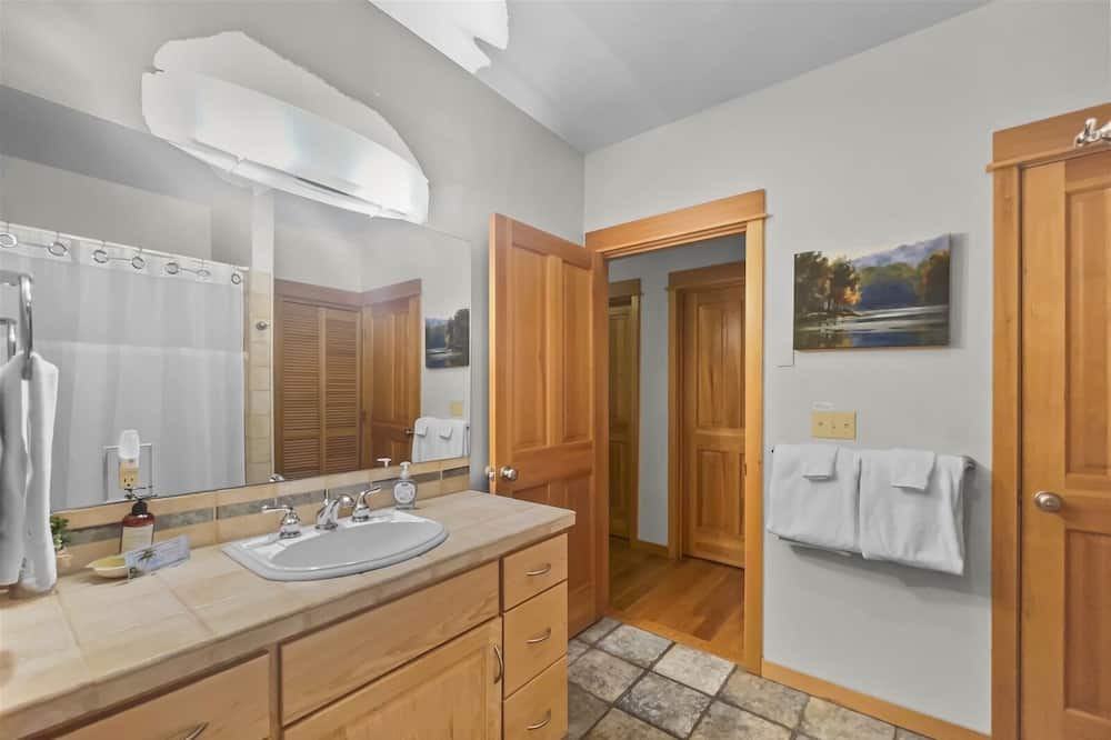 Photo of Bathroom in Sisters