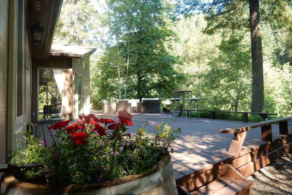 Photo of Patio Balcony in Cascadia