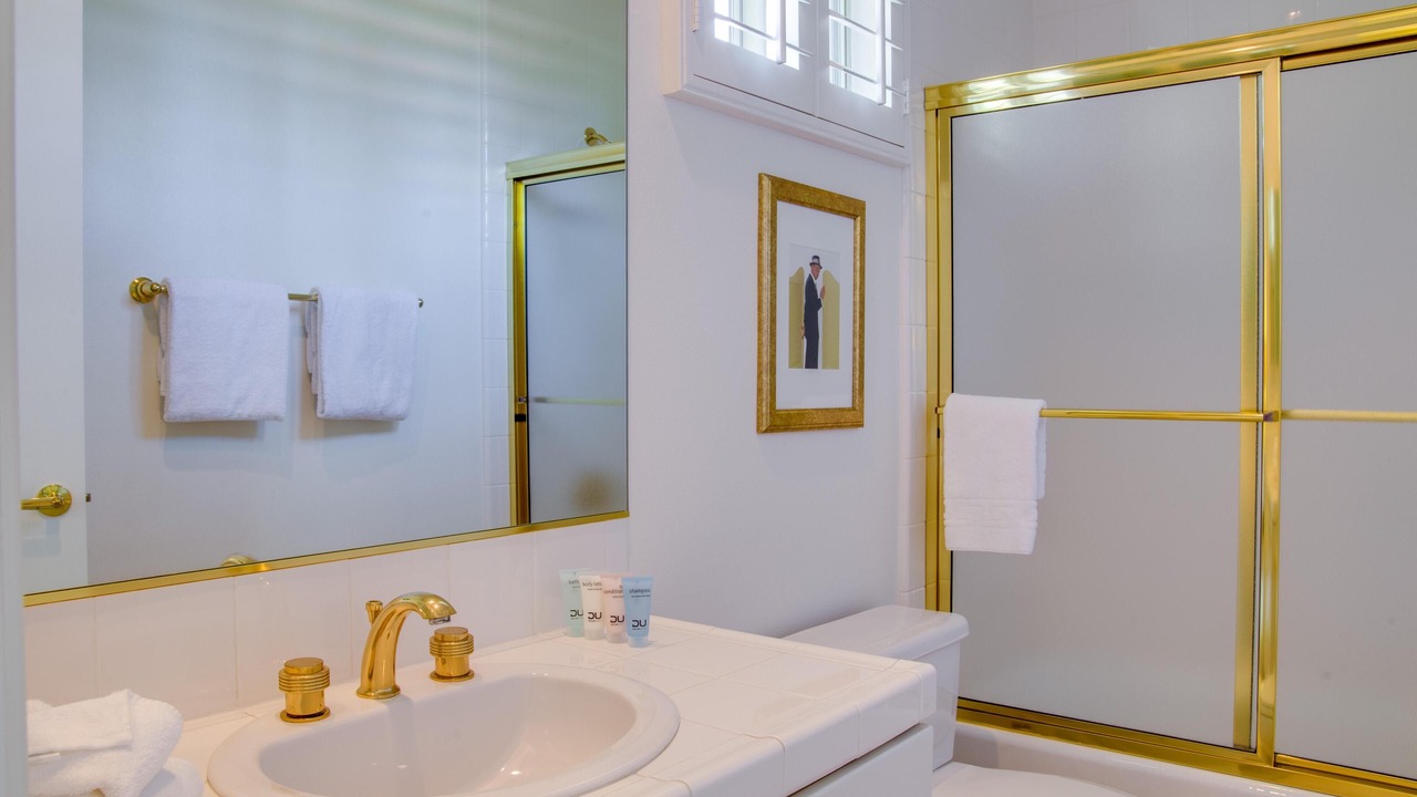 Photo of Bathroom in The Movie Colony