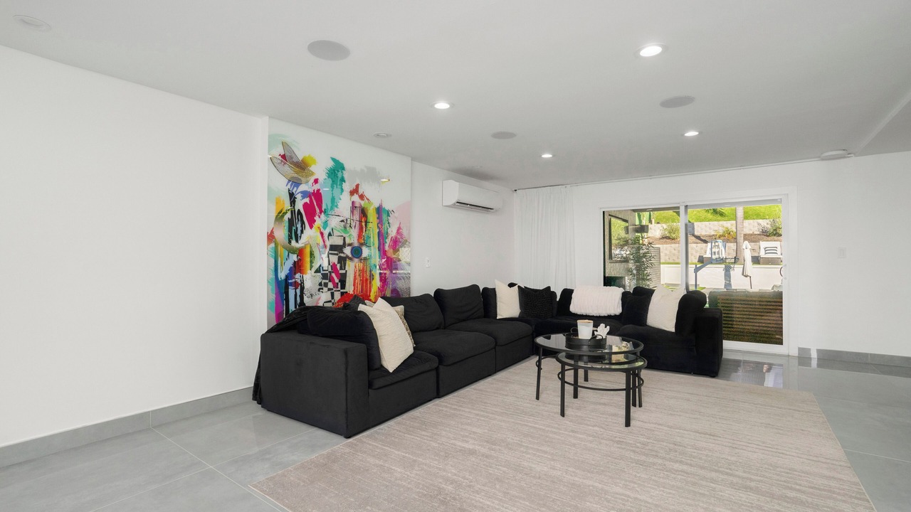 Photo of Livingroom in Woodland Hills