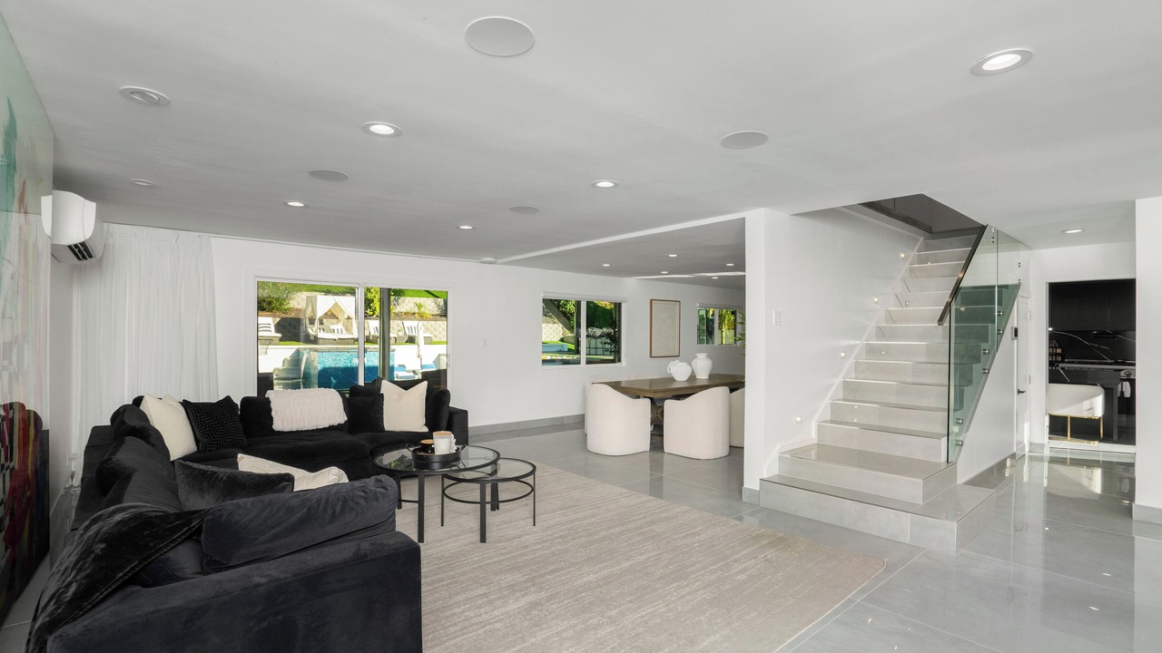 Photo of Livingroom in Woodland Hills
