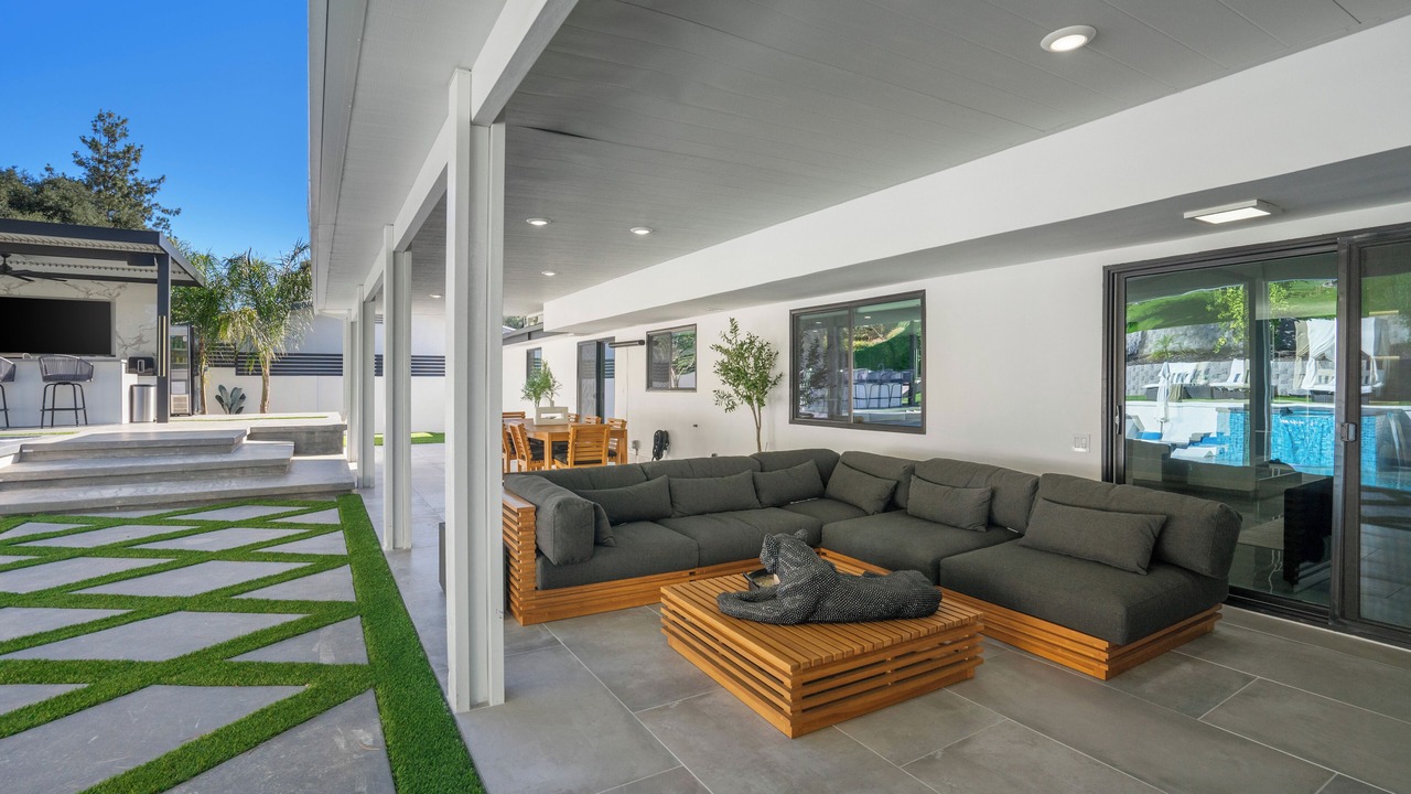 Photo of Outdoor in Woodland Hills
