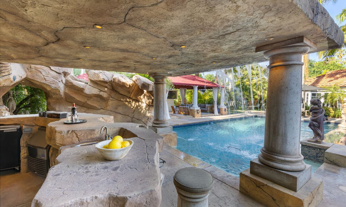 Photo of Outdoor in Woodland Hills