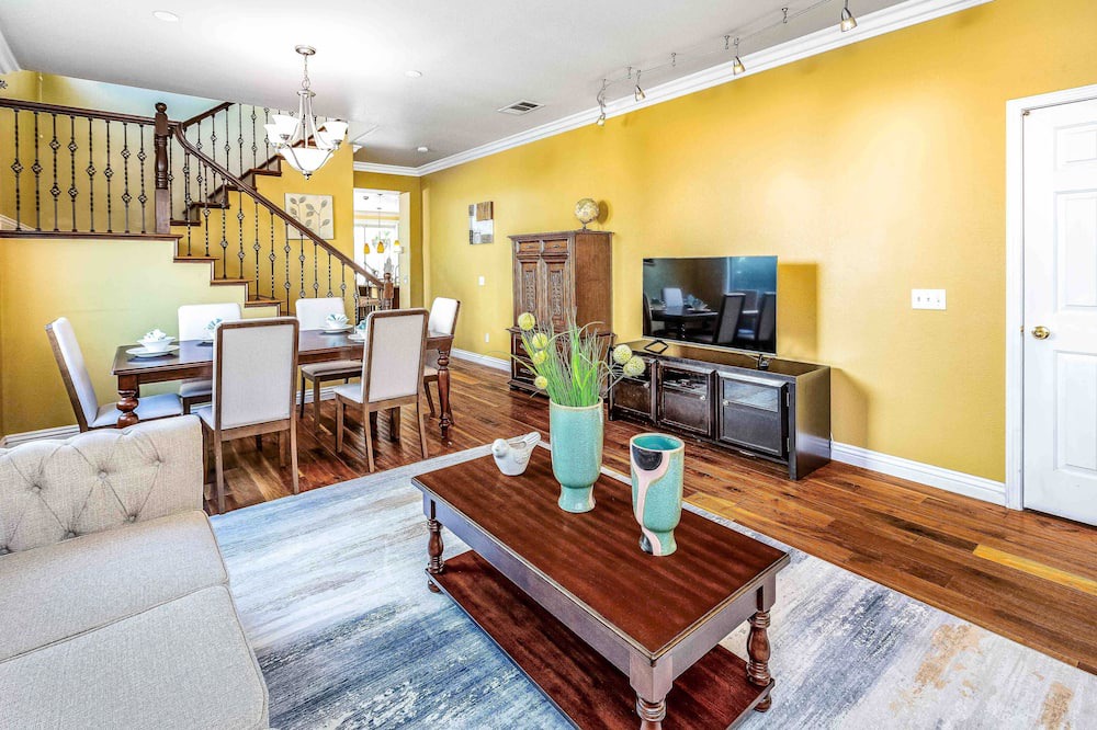 Photo of Livingroom in Rancho Cucamonga