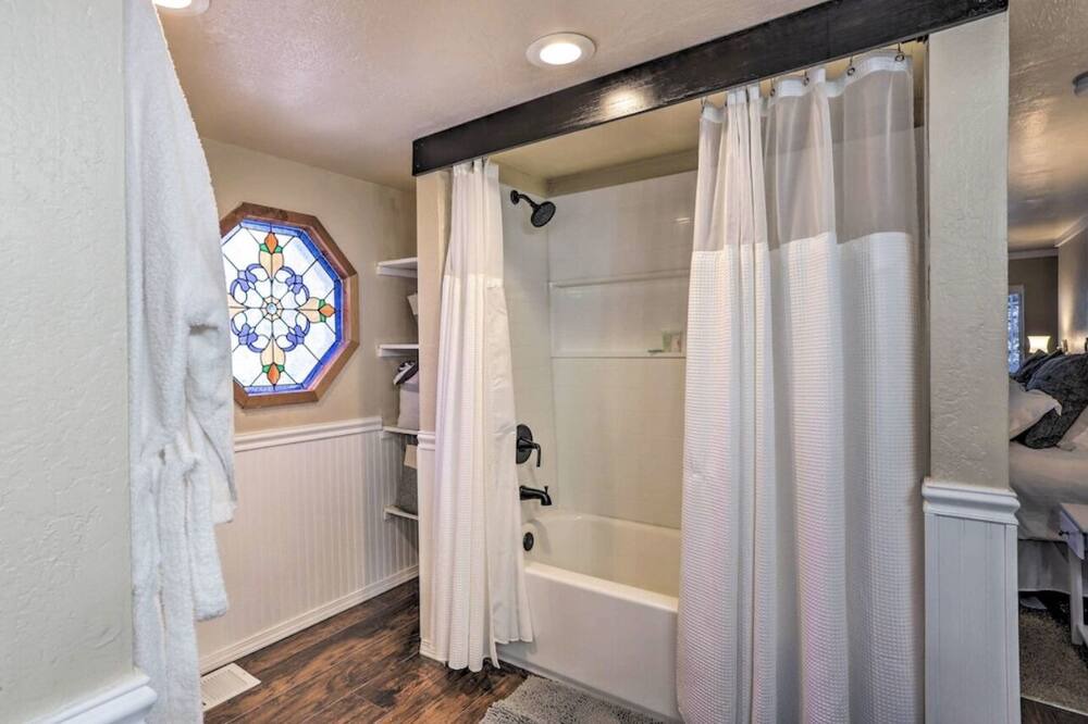 Photo of Bathroom in Arrowhead Villas