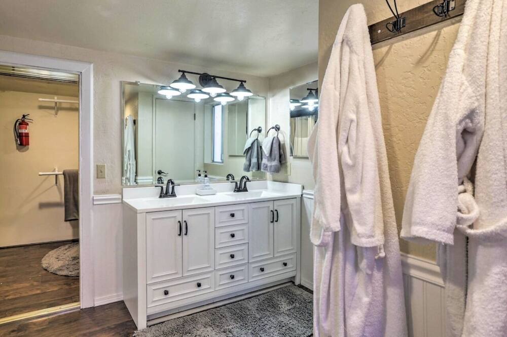 Photo of Bathroom in Arrowhead Villas