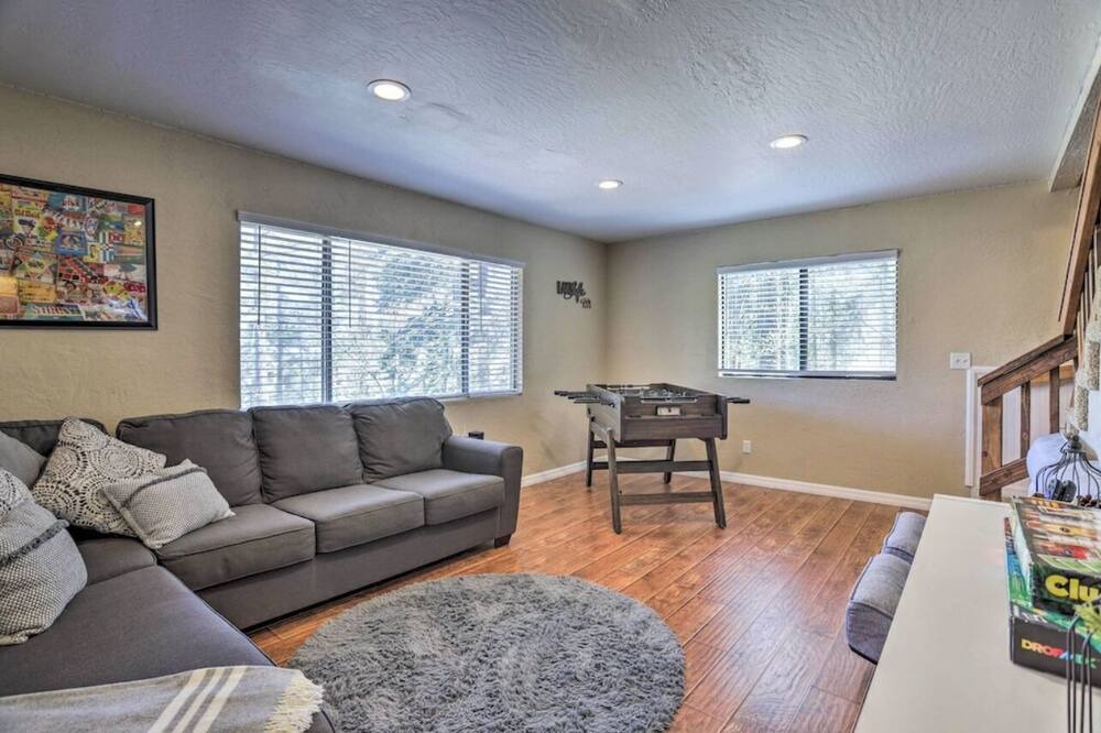 Photo of Livingroom in Arrowhead Villas