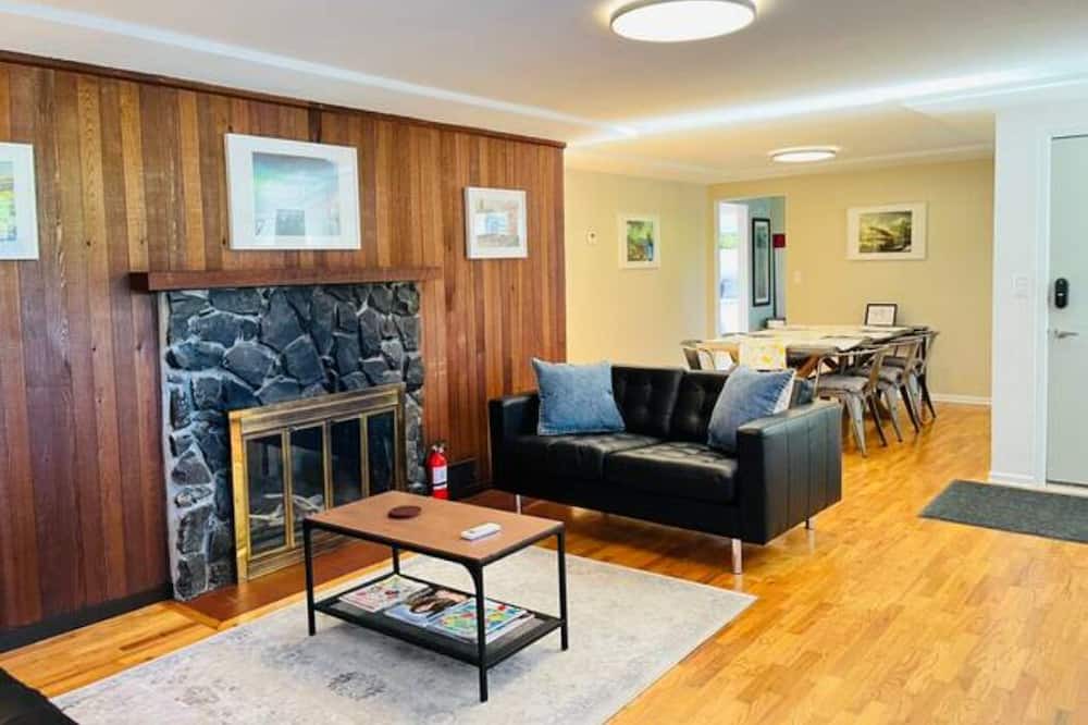 Photo of Livingroom in Amazon