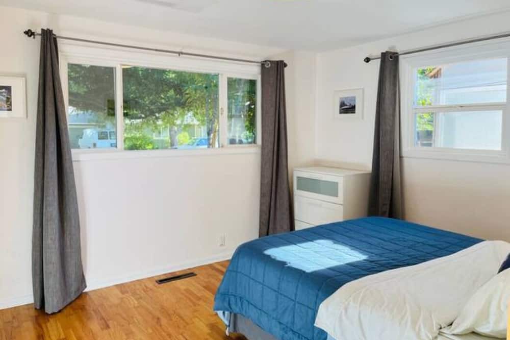 Photo of Bedroom in Amazon