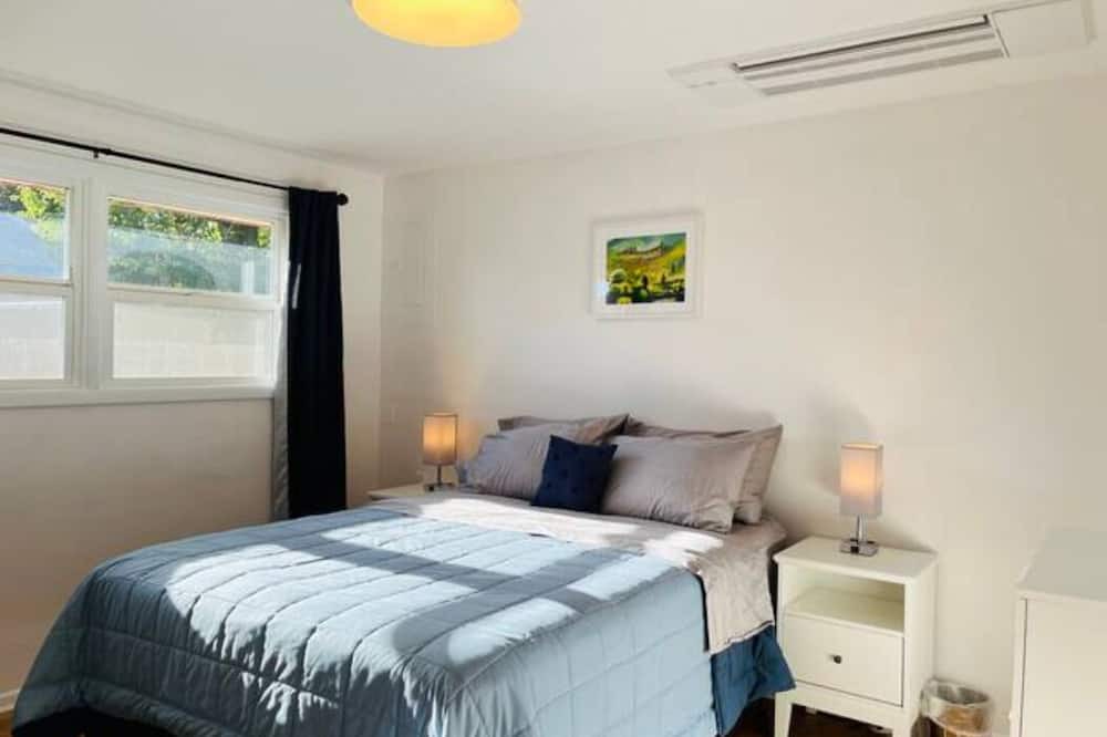 Photo of Bedroom in Amazon