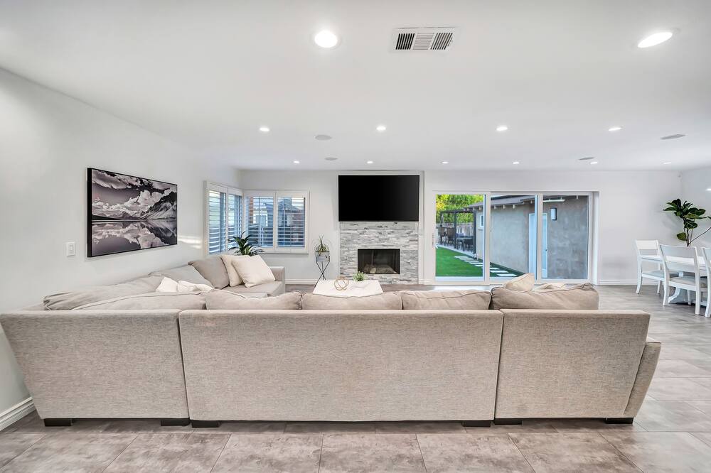 Photo of Livingroom in Warner Center