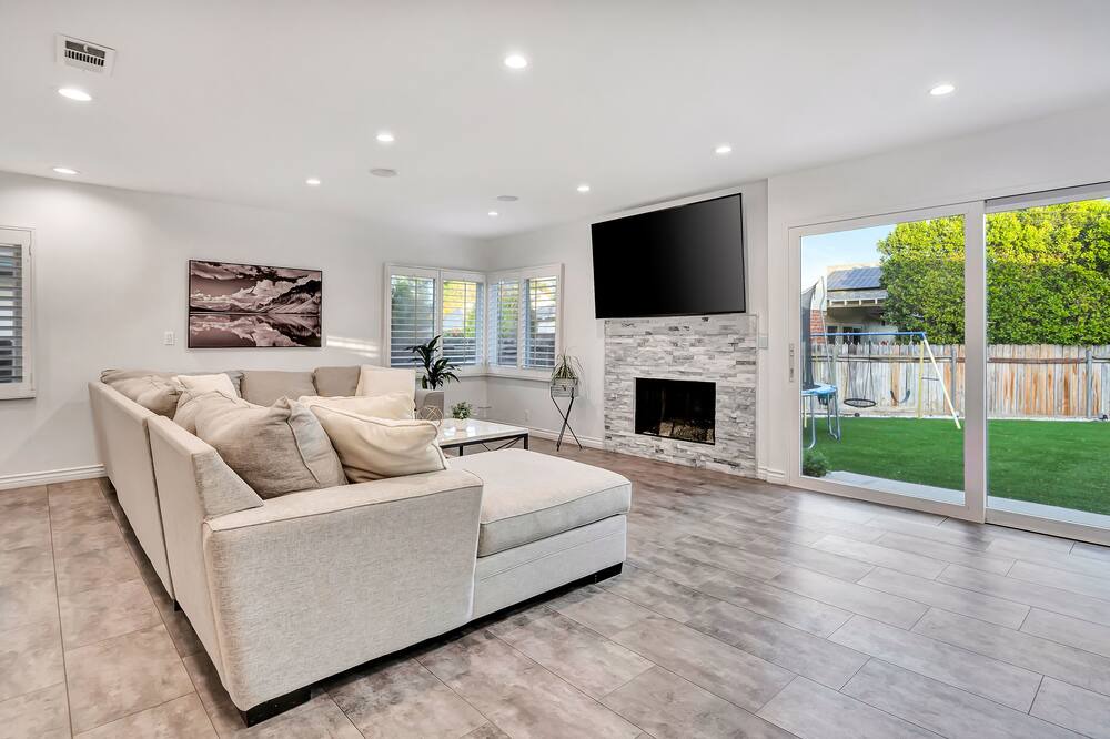 Photo of Livingroom in Warner Center