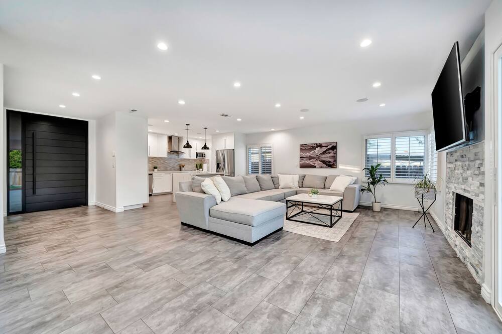 Photo of Livingroom in Warner Center