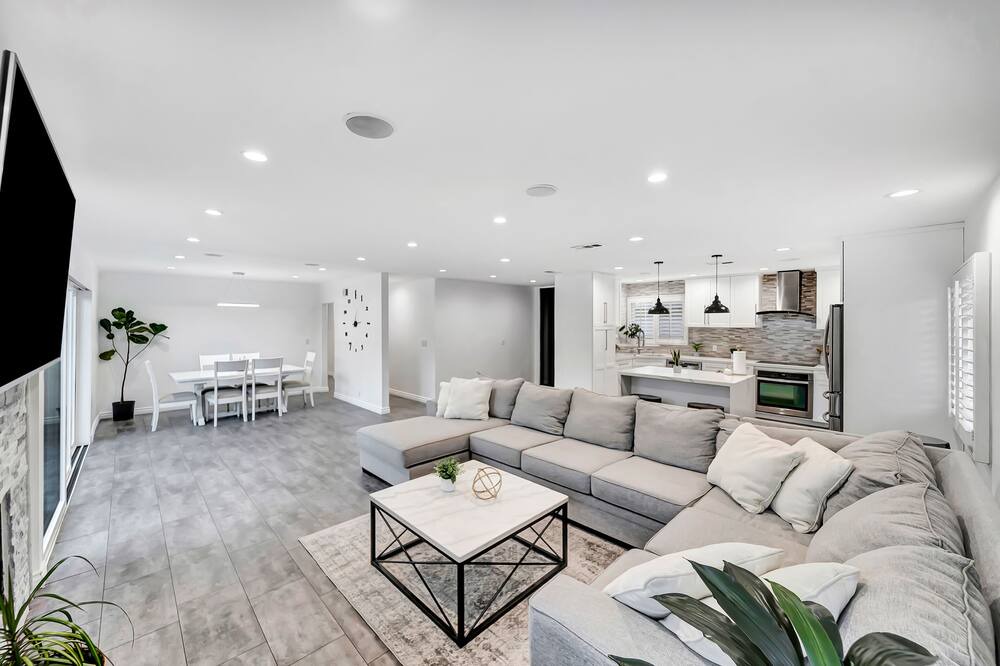 Photo of Livingroom in Warner Center